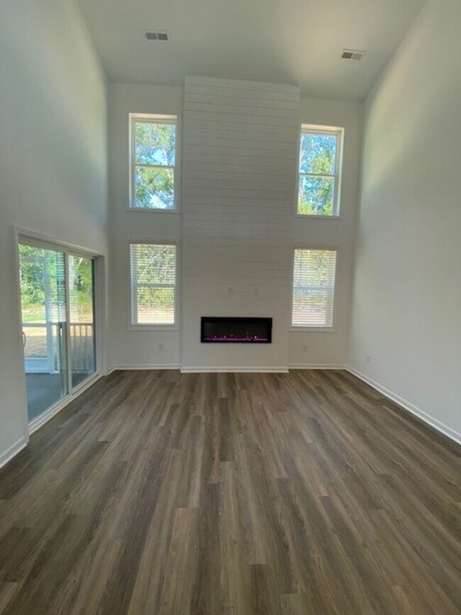 Building Photo - Brand new 3 bedroom 2.5 bath home in Leland