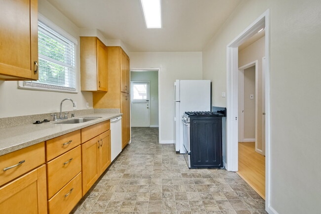 Building Photo - Bright, Clean and Cozy 2BR, 1BA Single Fam...