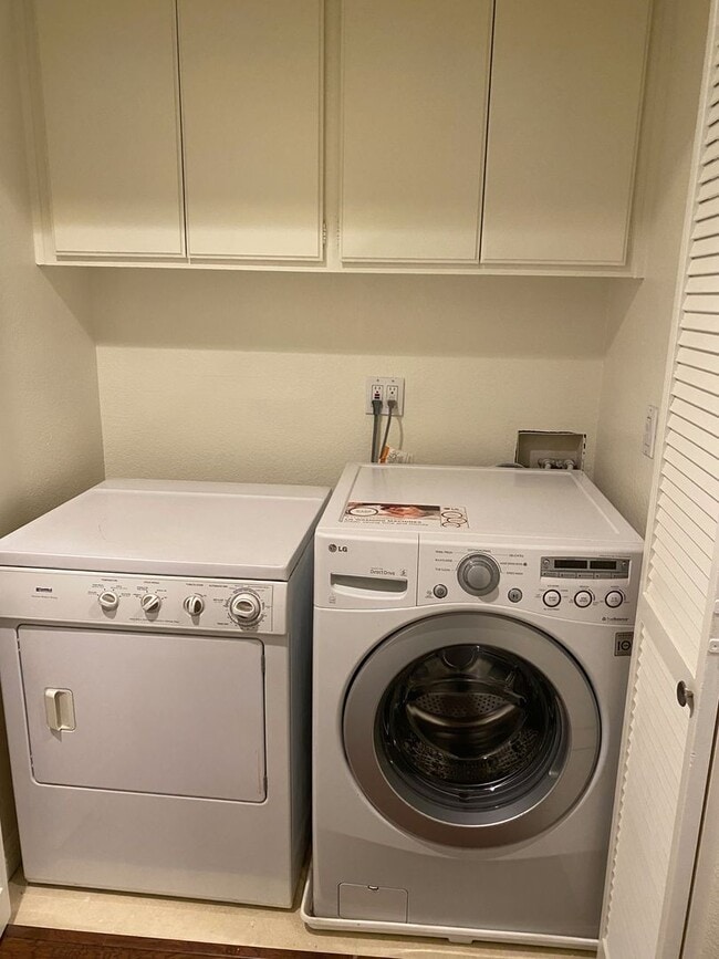 Building Photo - Awesome Townhouse in El Segundo w/Laundry in Unit, Garage and Pool