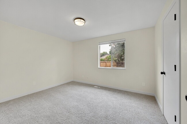 Building Photo - $2,195.00, 3-bed, 1-bath, located in Thorn...
