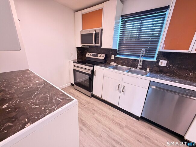 Building Photo - 148 High Path Rd