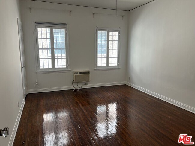 Building Photo - 741 S Mansfield Ave