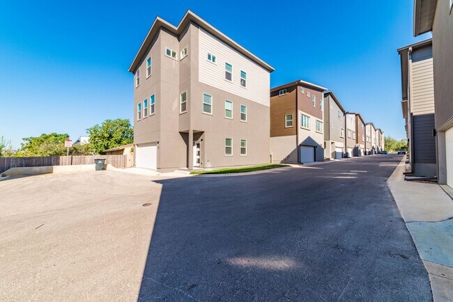 Building Photo - 1618 W Lawndale Dr