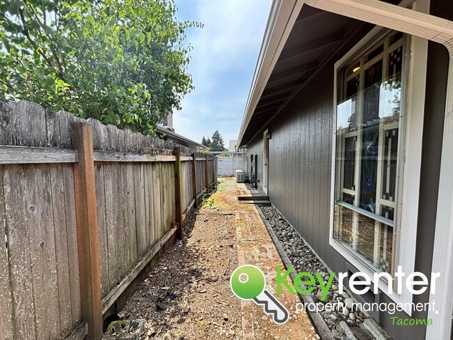 Building Photo - Stylishly Updated Lakewood Home in Seclude...