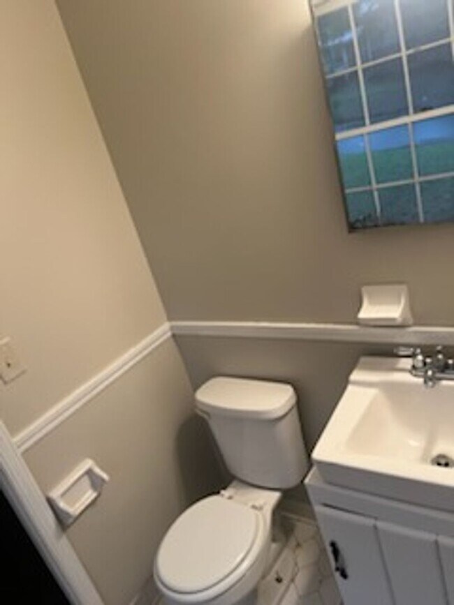 Building Photo - Tons of space and room to entertain!!