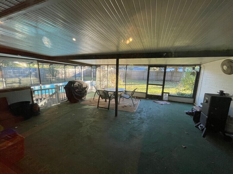 Huge screened in patio - 2031 NW 8th Pl