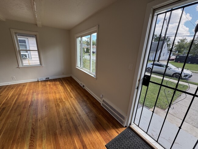 Building Photo - 13506 Bennington Ave