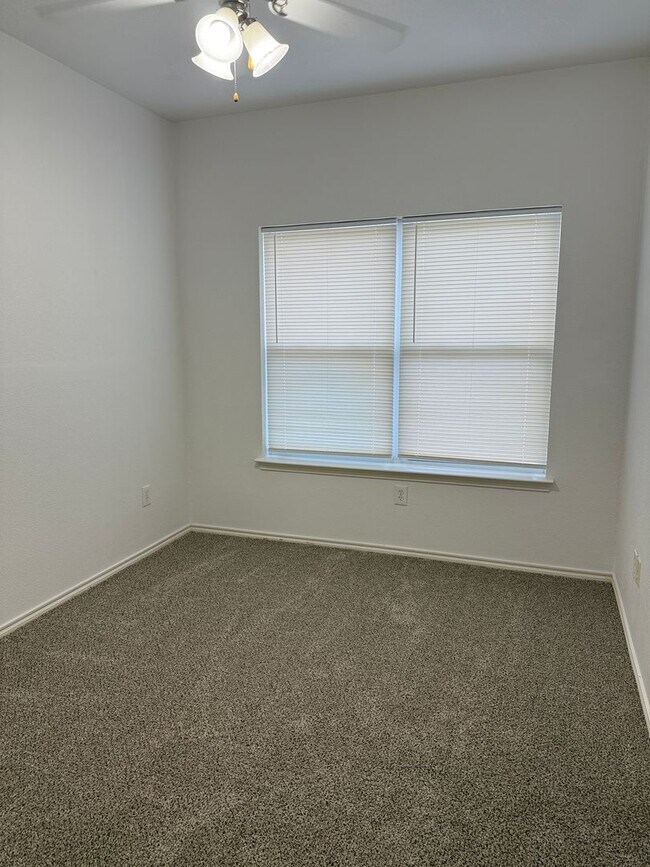 Building Photo - 2802 Pasadena Ln