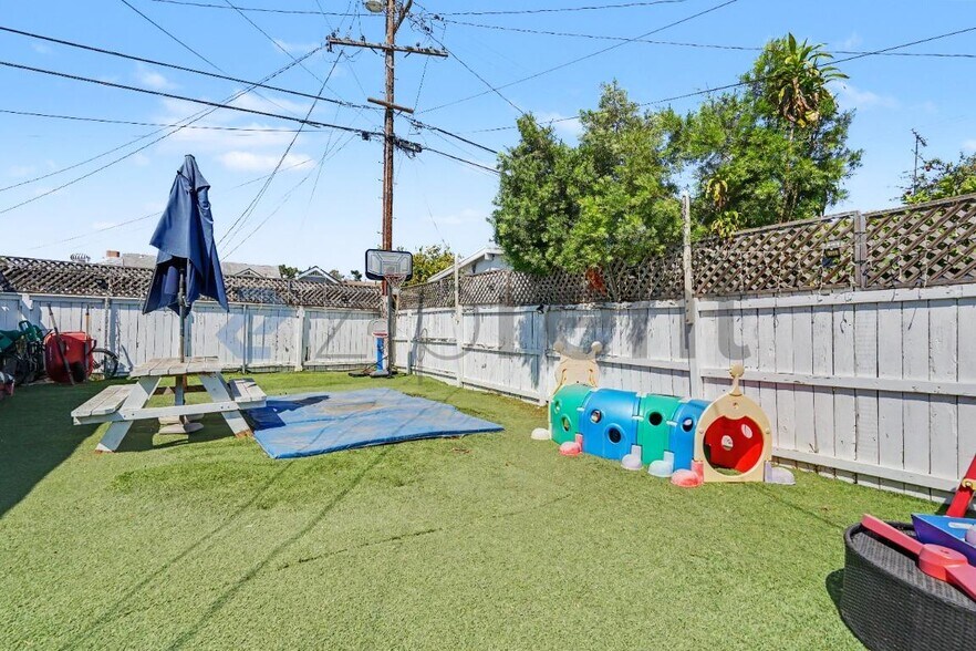 Building Photo - 1208 Field Ave