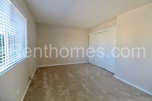 Building Photo - 310 E Moss St
