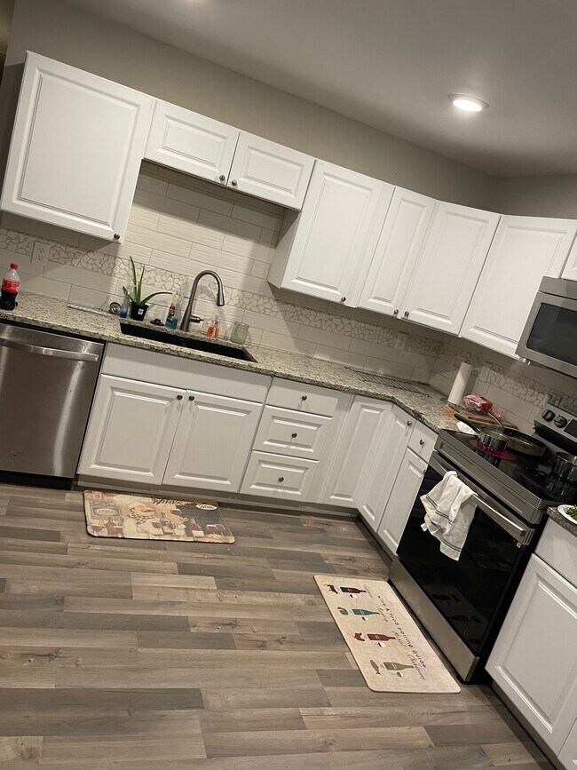 Building Photo - 755 Cascade Dr