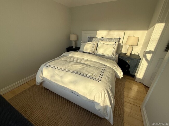 Building Photo - 329 Centre Island Rd