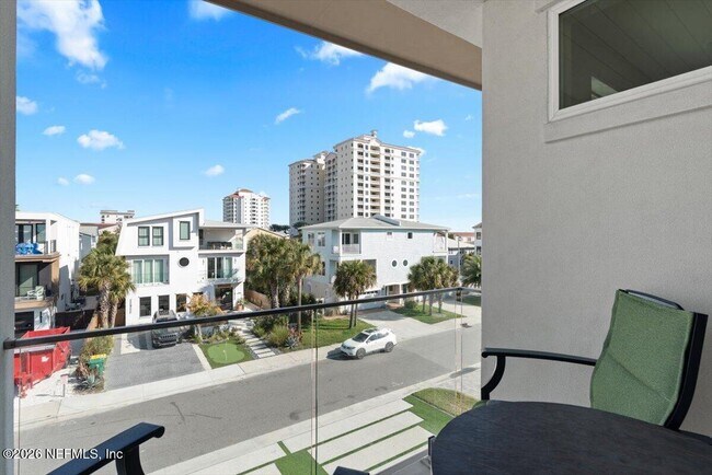 Building Photo - 114 12th Ave S