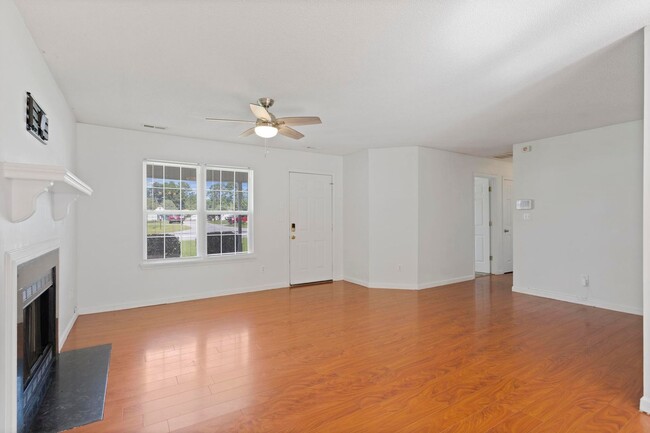 Building Photo - 3 bedroom with garage available in June!