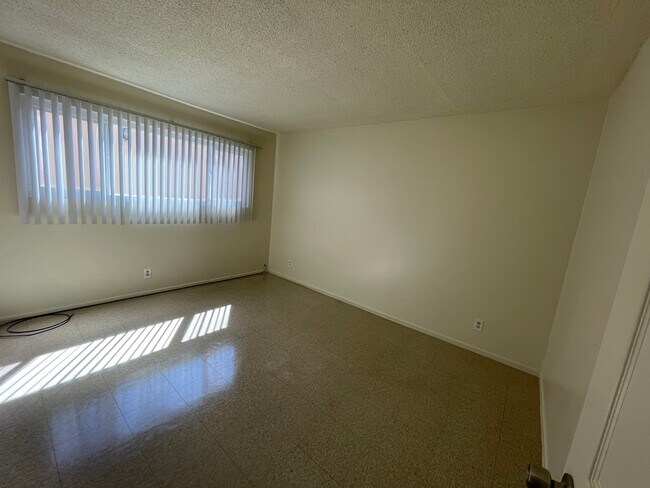 Building Photo - 1302 E Kingsley Ave