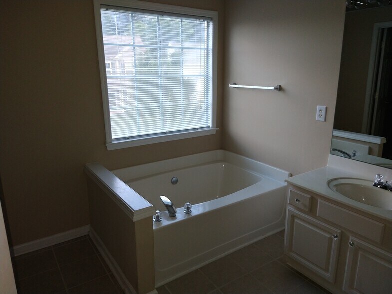 Building Photo - 715 Soneley Ct