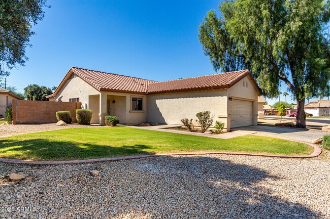 Building Photo - 11187 W Almeria Rd