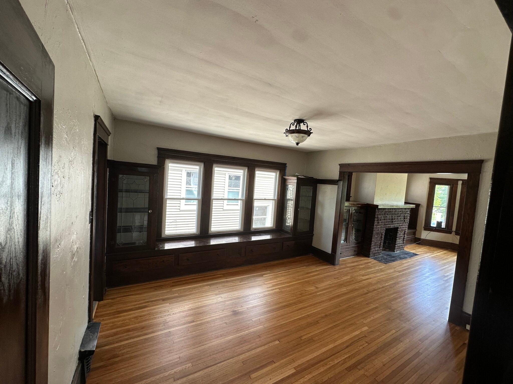 Building Photo - 1302 W 102nd St