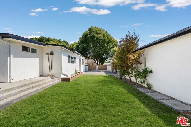 Building Photo - 2559 Colby Ave