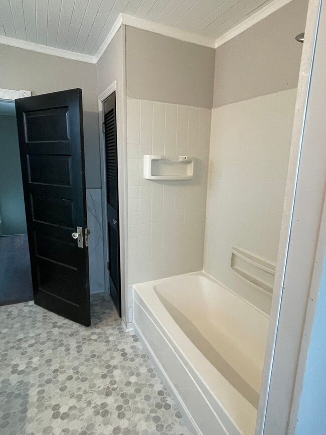 Building Photo - Newly Renovated Three-Bedroom Home in St. Albans