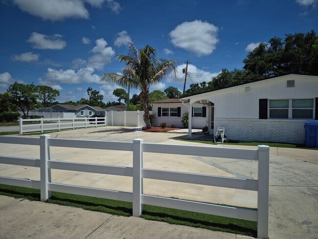 Building Photo - 7709 W Hanna Ave