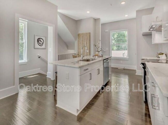 Building Photo - 456 Parkway Dr NE