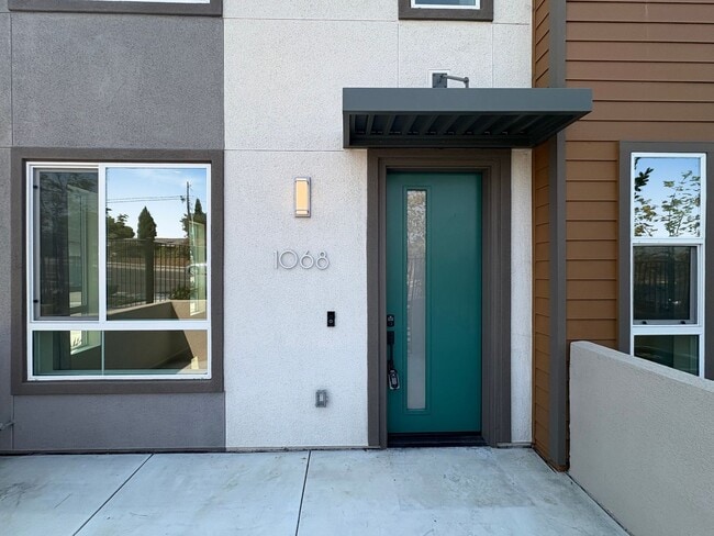 Primary Photo - Beautiful 3B/2.5BA Townhome in Vista for R...