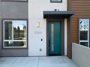 Building Photo - Beautiful 3B/2.5BA Townhome in Vista for R...