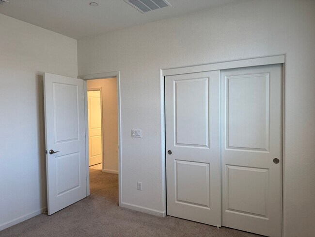 Building Photo - Beautiful 5 Bedroom, 3 Bathroom, 2800 Sqft...
