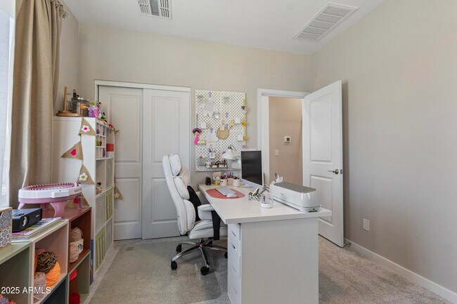 Building Photo - 675 E Ginko Ave