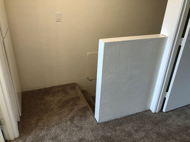 Building Photo - Updated 2 bedroom 1 1/2 bath duplex in Spr...