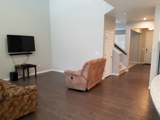 Building Photo - Gorgeous 4-Bed 3.5-Bath Home in Dayton Triangle!