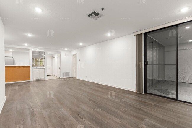 Building Photo - (Ellie:B) Promenade West – Unit #208