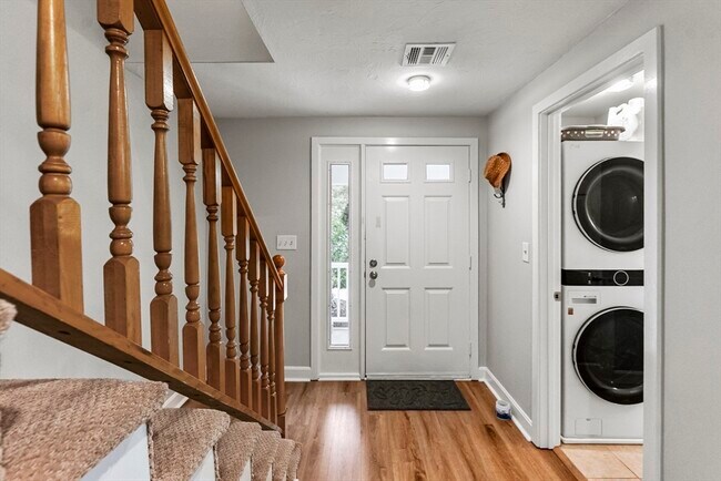 Building Photo - 18 Westcliff Dr