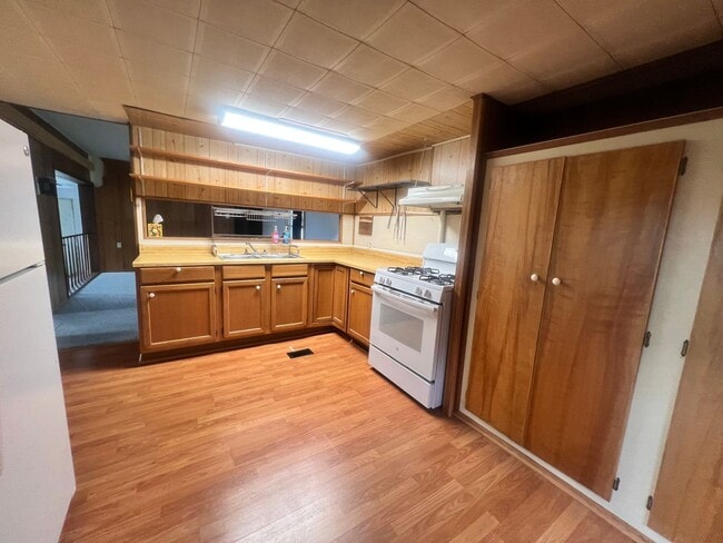 Building Photo - Pet-Friendly single family with large deta...