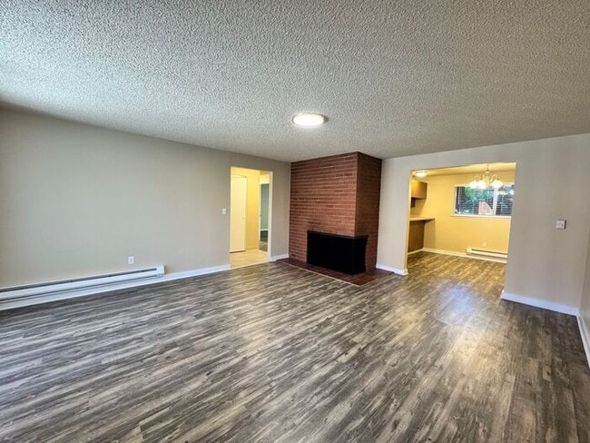 Building Photo - AVAILABLE NOW! Spacious 2 Bed, 1.5 Bathroo...