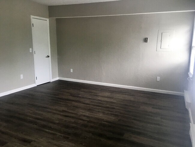 Building Photo - *** Beautiful & Updated Apartment in Mt. Washington * 1 Block to Grandview Ave * Pet Friendly * A...