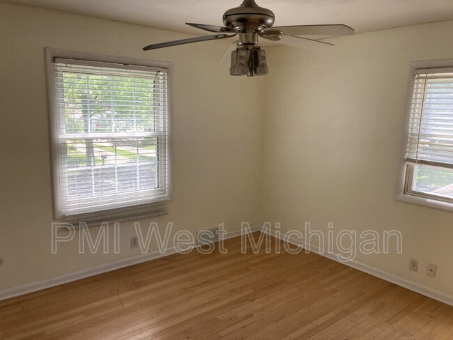 Building Photo - 1013 Worcester Dr NE