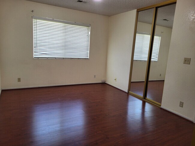 Building Photo - 125 Serpentine Dr