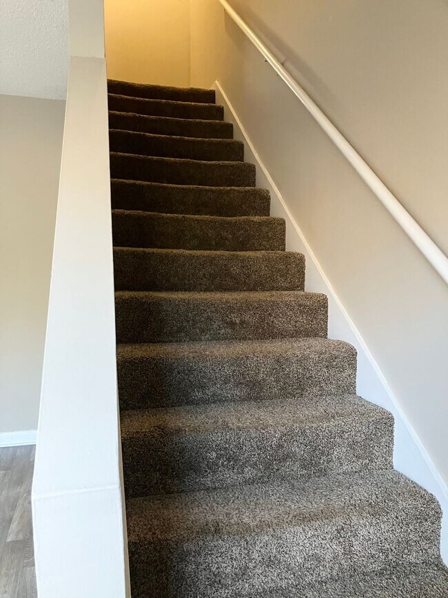 Building Photo - 2 story end unit condo - 1 month free