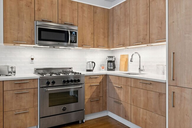 Building Photo - 517 W 45th St