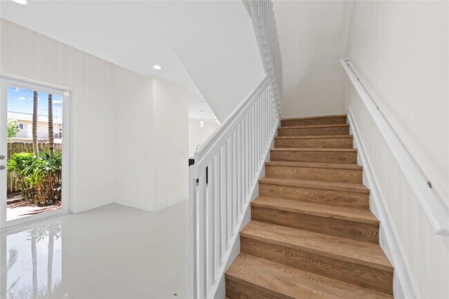 Building Photo - 1434 SW 4th Ave