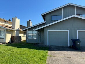 Building Photo - 2 Bedroom Duplex in Springfield