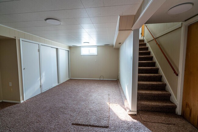 Building Photo - 3 Bed 1.5 Bath Updated Home with Private Fenced Backyard and Mountain Views