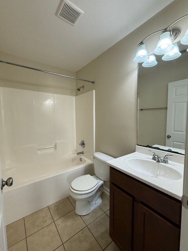 Building Photo - 2 bedroom, 2 bath apartment