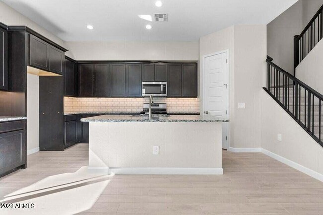 Building Photo - 4815 E Village Dr