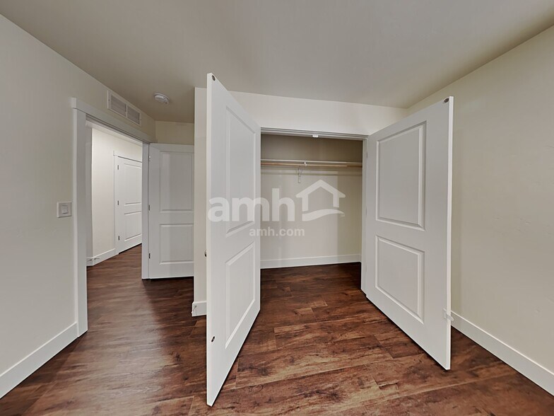 Building Photo - 1097 Moorside Ave