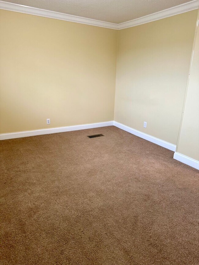 Building Photo - 3  bedroom 1.5 bath now available in Oolte...