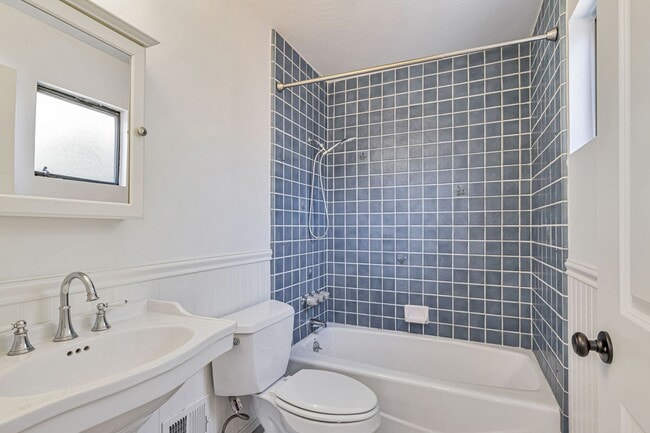 Building Photo - Fabulous 3BR 2BA Single Family Los Altos Home