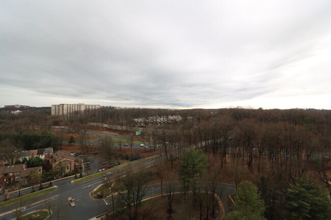 Building Photo - Spacious 2BD/1BA Condo with Glorious Views!